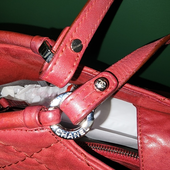 CHANEL QUILTED IREDESCENT RED CALFSKIN TOTE - Picture 14 of 17